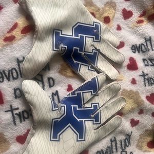 University of Kentucky college gloves